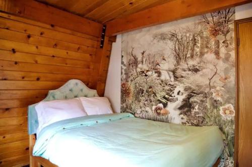 Wood beam cabin, family friendly, pets, Wi-Fi in Big Bear City, USA