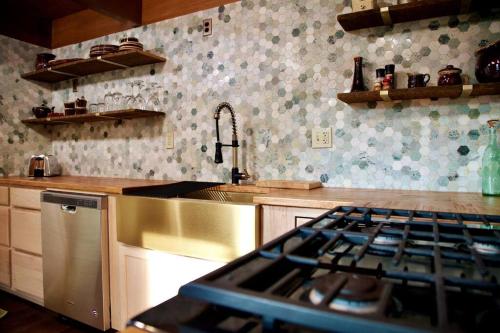 Wood beam cabin, family friendly, pets, Wi-Fi in Big Bear City, USA