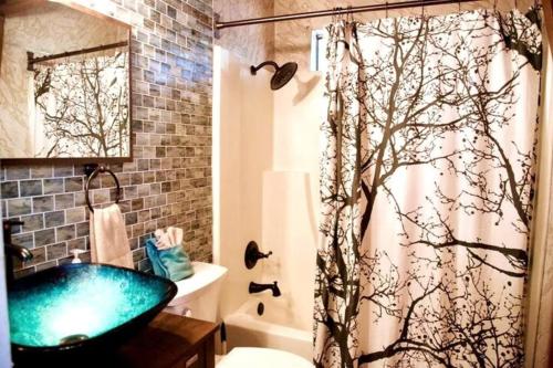 Wood beam cabin, family friendly, pets, Wi-Fi in Big Bear City, USA