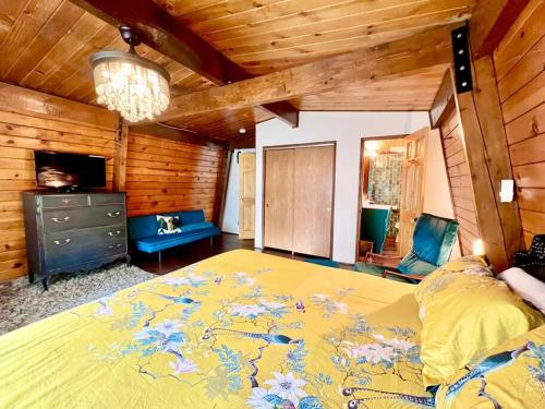 Wood beam cabin, family friendly, pets, Wi-Fi in Big Bear City, USA