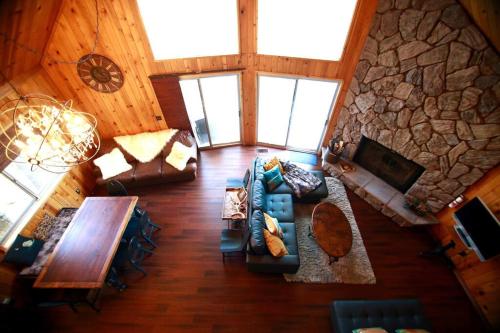 Glimmer Chalet Treetop A-frame cabin lake view in Lake Arrowhead, USA