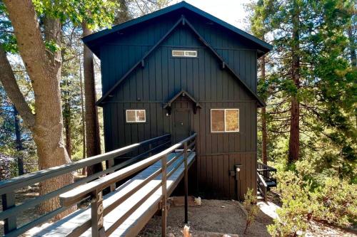 Glimmer Chalet Treetop A-frame cabin lake view in Lake Arrowhead, USA