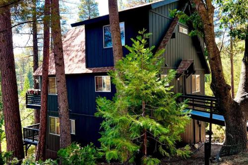 Glimmer Chalet Treetop A-frame cabin lake view in Lake Arrowhead, USA