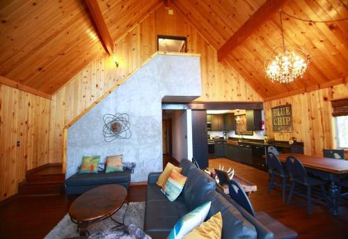Glimmer Chalet Treetop A-frame cabin lake view in Lake Arrowhead, USA