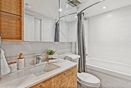 Modern 2-Bedroom Duplex in the Heart of Downtown in Vancouver, Canada