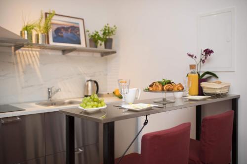 Piccola Red Studio - 50m from the beach