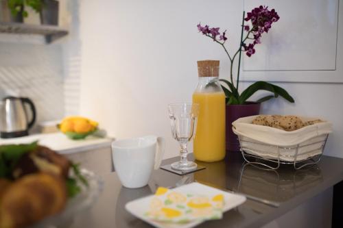 Piccola Red Studio - 50m from the beach