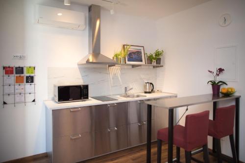 Piccola Red Studio - 50m from the beach