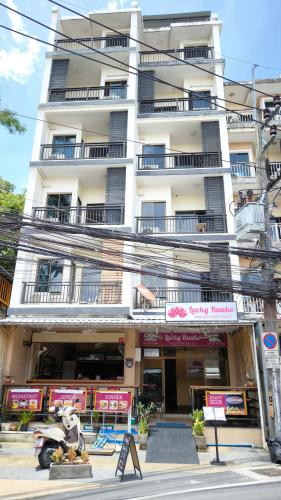 Lucky Patong Inn Hotel - 숙소 외관