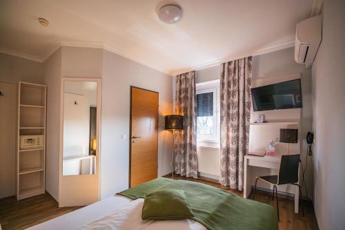 Arion Airport Hotel - image 8