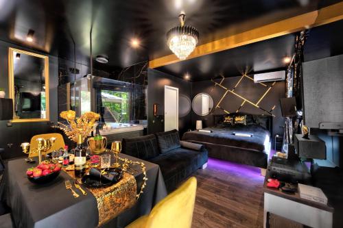 RoyalRelax Apartament w Lesie z Jacuzzi, Kinem domowym 88' - Białystok