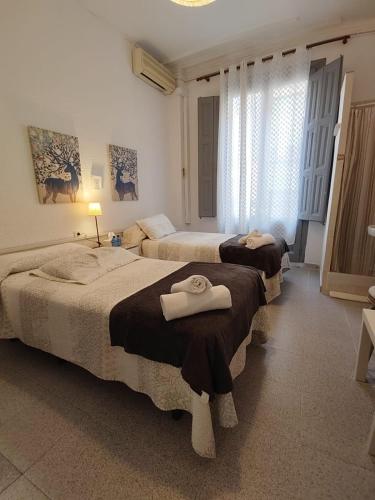 Twin Room with Shared Toilet image 6