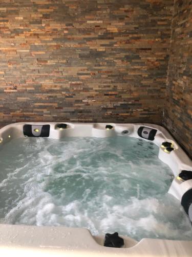 Maison avec Jacuzzi intérieur Courseulles Sur Mer (Maison avec Jacuzzi interieur Courseulles Sur Mer) in Creully