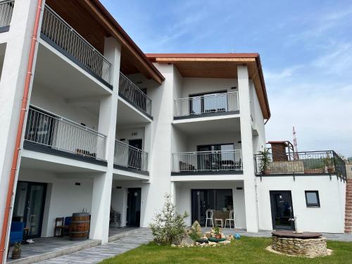 Viesnīcas āriene, Stará vinice in Velké Žernoseky