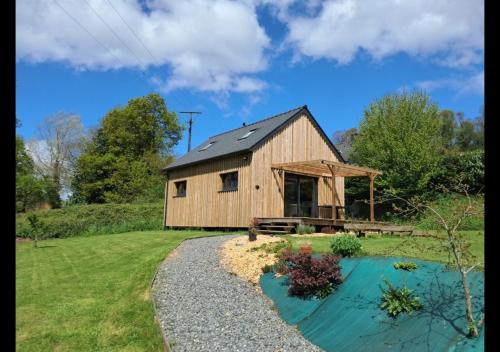 Hotelli välisilme, Chalets de pont cob avec spa in Gouezec