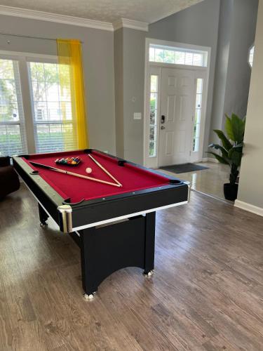Family Fun Near Braves Baseball Stadium! 5 Beds, Pool Table, BBQ Grill, Swingset, Fire Pit!