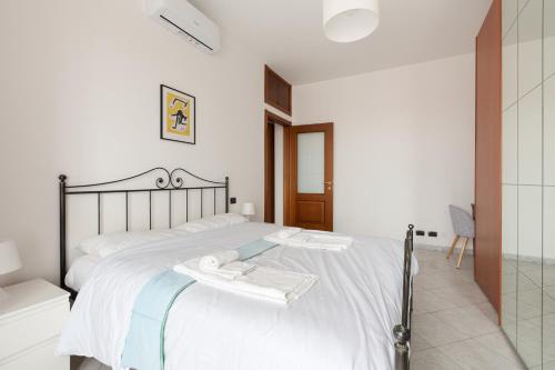 Piazzale Brescia- Cosy Apt with Balcony