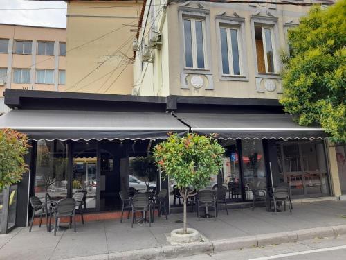 בר/טרקלין, Golden Sleep Hostel in שקודר