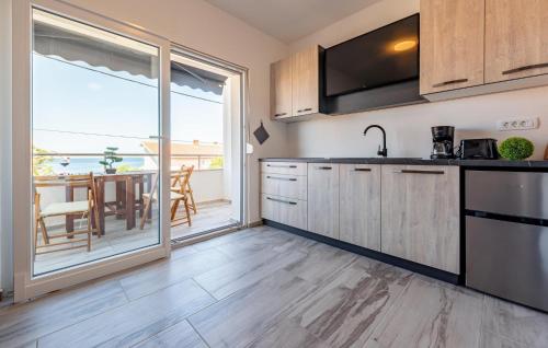 virtuve, Gorgeous Apartment In Prizna With Wifi in Prizna