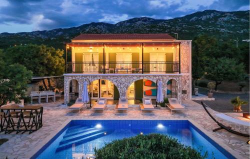 Stunning Home In Stinica With Jacuzzi