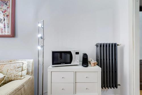 Apartment with one bedroom in Roma with wonderful city view and WiFi 29 km from the beach - image 9