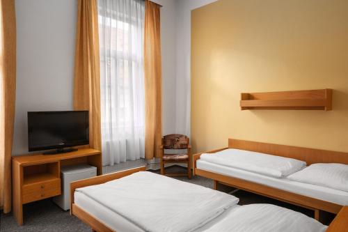 2 twin beds