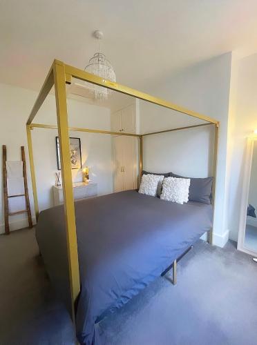 Queen bedroom in Maida Vale, London