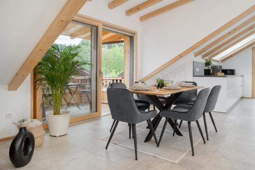 陽台/露台, FENJOY Ferienapartments am Chiemsee mit Bergblick in 基姆湖畔貝爾瑙