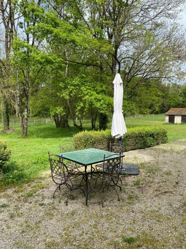 Dārzs, Gîte du Prieuré de Corbrandes - Havre boisé entre Châteaux et Zoo (Gite du Prieure de Corbrandes - Longere typique en pleine nature - Entre Chambord et Beauval, 6 pers) in Soings-en-Sologne