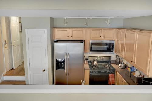 Lux Townhouse, Walk to All, Sleeps 6 Adults in แคมป์ เทย์เลอร์