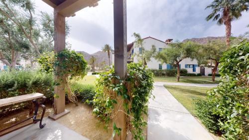 LV370 Vibrant Downstairs 3BR Legacy Villa Lock-Off