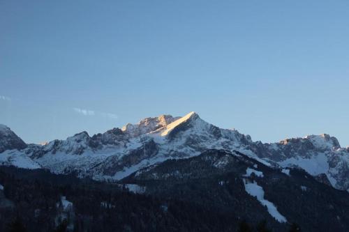 Pfeiffer Alm am Sonnenhang mit Blick auf die Zugspitze Pfeiffer Alm am Sonnenhang mit Blick auf die Zugspitze