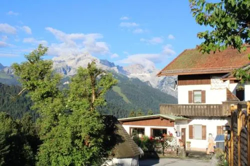 Pfeiffer Alm Garni mit Blick auf die Zugspitze in Garmisch-Partenkirchen, Deutschland