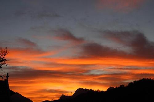 Pfeiffer Alm am Sonnenhang mit Blick auf die Zugspitze Pfeiffer Alm am Sonnenhang mit Blick auf die Zugspitze