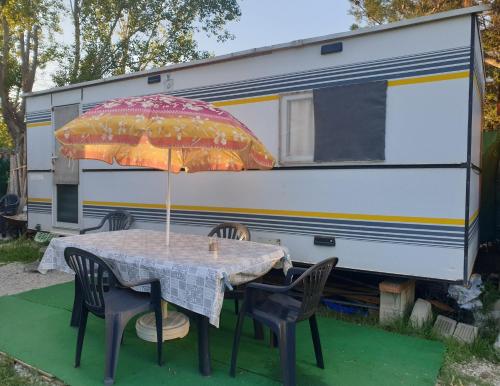 Mobil home pour 2 à 4 personnes à 800 m de la plage sur terrain en autonomie solaire - Camping - Sérignan