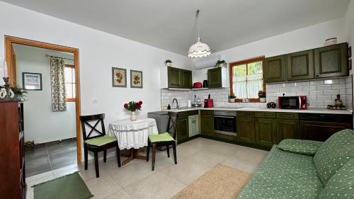 virtuve, Zöld 21 Cottage (Zold 21 Cottage) in Zákány