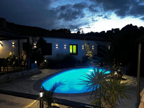 Partie de villa moderne avec piscine En option jaccuzi dans espace détente indépendant