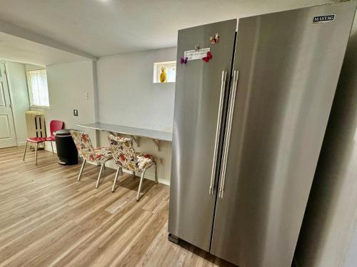 Private Tiny Room on the 1st Floor with Shared Bathroom near Airport and Downtown Seattte