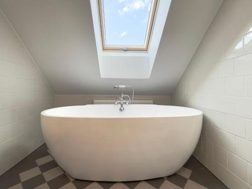 Kamar Mandi, Karlamuiza Country Hotel in Cesis