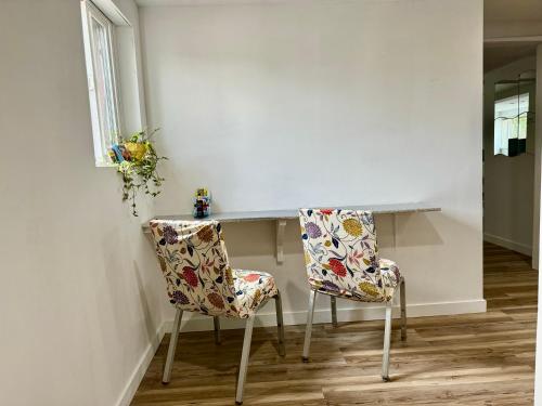 Cozy Private Room with Shared Bathroom on the 1st Floor - Conveniently Located near SeaTac Airport and Downtown Cozy Private Room with Shared Bathroom on the 1st Floor - Conveniently Located near SeaTac Airport and Downtown