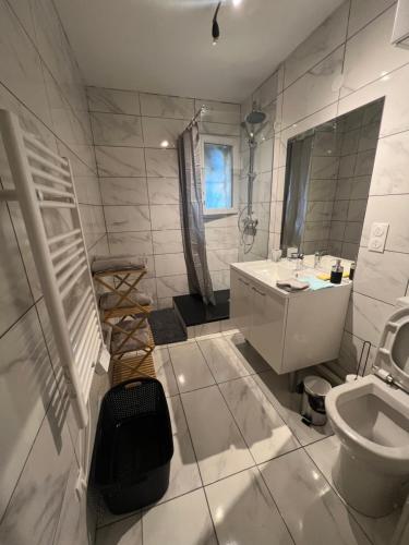 Zuhanyzó, Appartement avec place de parking privé et jardin (Appartement avec place de parking prive et jardin) in Beaumont-sur-Oise
