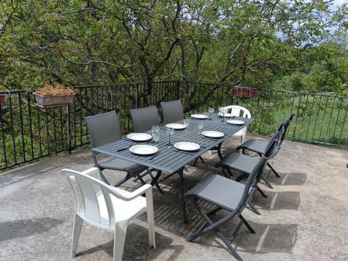 Balcony/terrace, Ancienne ferme tranquille en Haute Ardeche in Belhomme