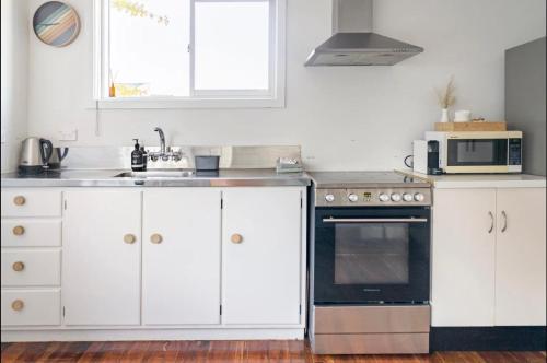 ห้องครัว, Sunny Cottage - Close to Airport & Beach in เวสท์ชอร์