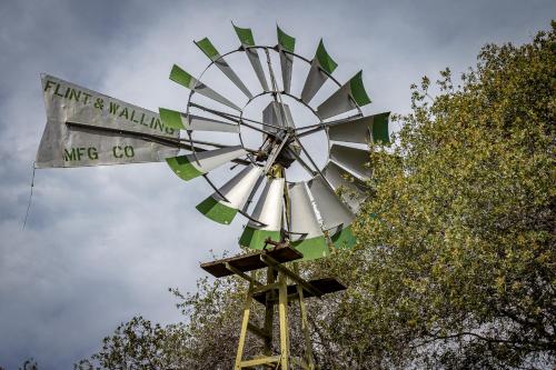 Retro Casita on the River! only 1 min to SNP gate! Riverfront with swimming