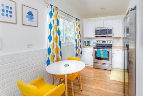 Retro Casita on the River! only 1 min to SNP gate! Riverfront with swimming