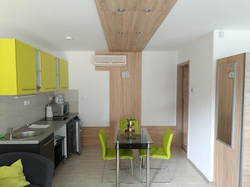 Újhely Apartmanház (Ujhely Apartmanhaz) in Siofok