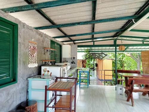 balcon/terasă, 50sqm 1 bedroom, 1 private bathroom Casă in Riverside (Casa bonita Kanchanaburi) in Riverside