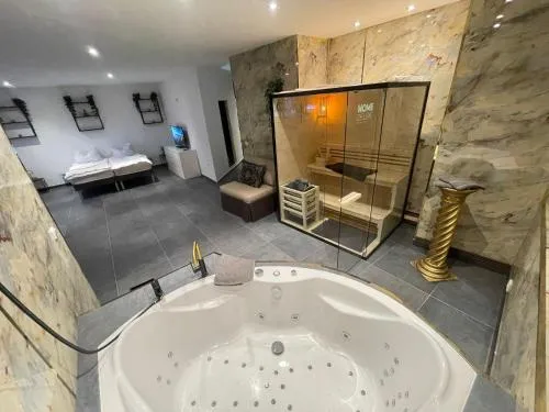 Suite Julius Cesar mit Private Sauna & Whirlpool in Berlin, Deutschland