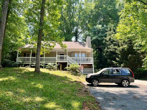 Ample and Serene Home in a Central VA Location! in Lynchburg, USA