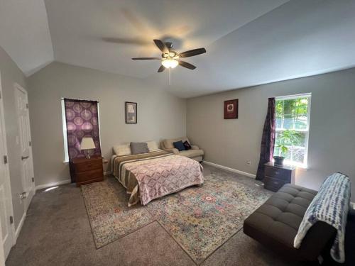 Ample and Serene Home in a Central VA Location! in Lynchburg, USA
